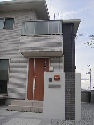 フラットガラス表札とアルミ表札の組み合わせ(LS表札風)